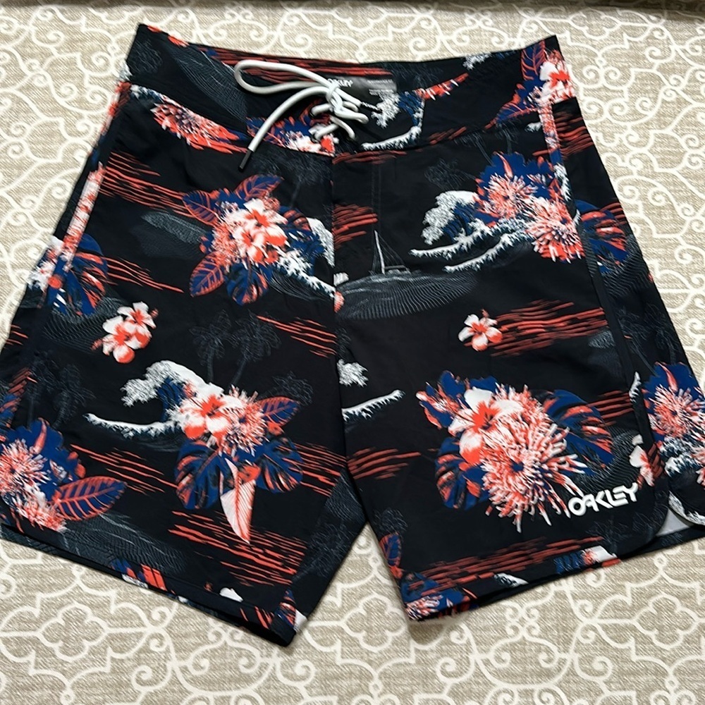 Men’s Oakley size 30 board shorts new
